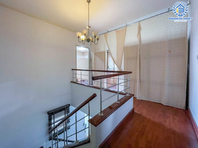 *****บ้านเดี่ยวมือสอง ม.ศุภาลัยการ์เด้นวิลล์ แจ้งวัฒนะ-หลักสี่ เนื้อที่กว่า 71.2 ตร.ว. ฟังก์ชันครบ 4 ห้องนอน 3 ห้องน้ำ 2 ที่จอดรถ บ้านสวย สภาพดีมาก พร้อมเข้าอยู่ แถมฟรี !! เครืองปรับอากาศ 4 เครื่อง+เครื่องทำน้ำอุ่น 2 เครื่อง ตอบโจทย์ทุกครอบครัว บนทำเลเดินทางสะดวก เข้าสู่ใจกลางเมืองได้อย่างสะดวกสบาย ใกล้ทางด่วนศรีสมานและรถไฟฟ้าสายสีแดง สถานีดอนเมือง